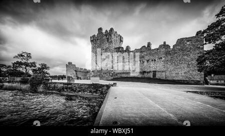 Castello di Ross, casa a torre quattrocentesca sulla isola di Ross, Lough Leane, Parco Nazionale di Killarney, nella contea di Kerry, Irlanda. Foto Stock