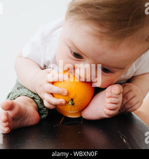 Il bambino ottiene il succo d'arancia Close up foto Foto Stock