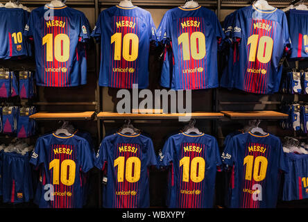 Popolari MESSI Maglia maglioni dominano il Camp Nou store, Barcelona, Spagna. Foto Stock