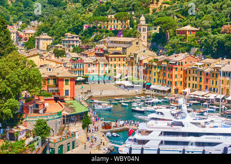 Portofino, Italia - Luglio 1, 2019: il porto e il lungomare con la gente a piedi nella città di Portofino Foto Stock