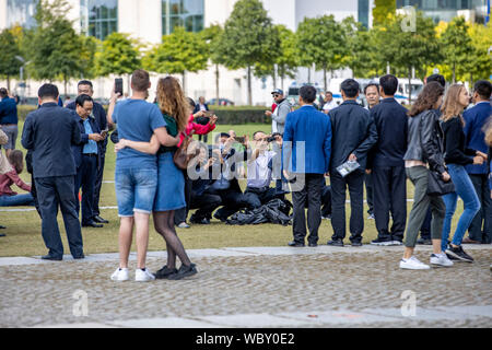 Prato di fronte al Reichstag, turisti, visitatori, dietro la Cancelleria Federale, Berlino, Foto Stock