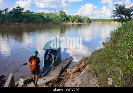 Longtail boat sul fiume Tambopata, Tambopata National Reserve, Amazzonia peruviana Foto Stock