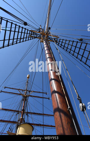 Montante di sollevamento e manipolazione del RRS Discovery, la nave per la ricerca che ha preso Scott e Shackleton per l'Antartide. Foto Stock