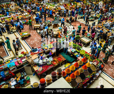 All'interno del mercato principale di Dushanbe, capitale del Tagikistan Foto Stock