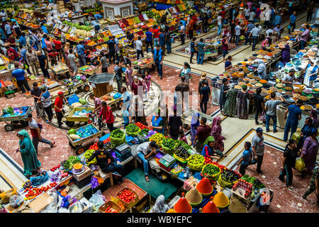 All'interno del mercato principale di Dushanbe, capitale del Tagikistan Foto Stock