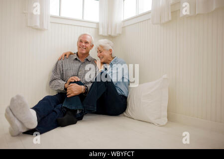 Coppia senior all'interno di casa loro. Foto Stock