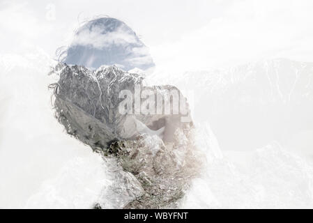 Doppia esposizione con la giovane donna e le montagne. Ritratto femminile e il paesaggio naturale dello sfondo. Foto Stock