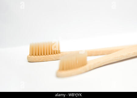 Due spazzolini da denti di bambù isolati su sfondo bianco Foto Stock