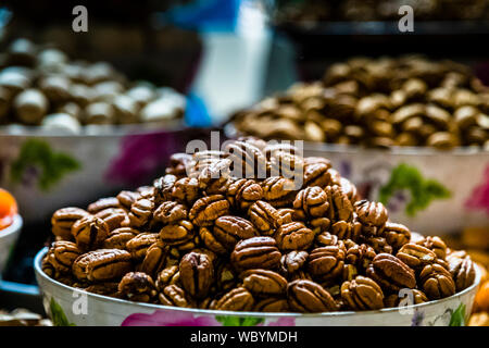 NUTS all'interno del mercato principale a Dushanbe, capitale del Tagikistan Foto Stock