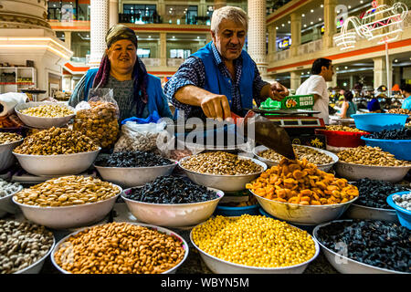 All'interno del mercato principale di Dushanbe, capitale del Tagikistan Foto Stock