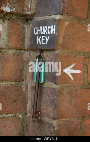 La chiave della chiesa di riagganciare la chiesa di San Giovanni Battista Strensham WORCESTERSHIRE REGNO UNITO. HOMER SYKES Foto Stock