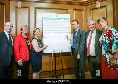 Londra, Regno Unito. Il 27 agosto, 2019. SNP Westminster leader Ian Blackford e colleghi posano con la dichiarazione. Cross-party MPs e i leader dei partiti d'opposizione assemblare nella storica sede della Chiesa casa a Londra per firmare il loro "Chiesa casa dichiarazione ", con l'intenzione di interrompere il Parlamento venga arrestato dal governo. Fino a circa 160 deputati che si ritiene abbiano firmato la dichiarazione di Credito: Imageplotter/Alamy Foto Stock