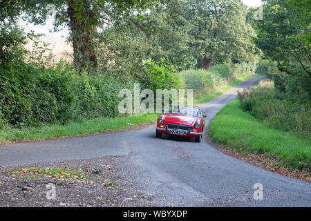 1971 mg Roadster andando a un classico auto show in Oxfordshire campagna. Broughton, Banbury, Inghilterra Foto Stock