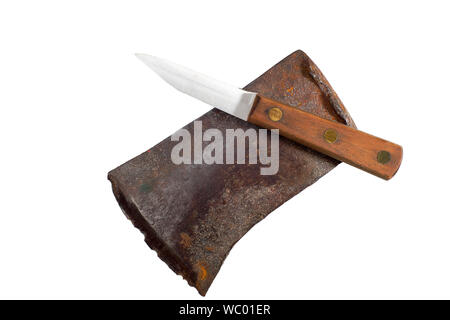 Vecchia testa di ax e nuovo coltello da cucina isolati su sfondo bianco Foto Stock