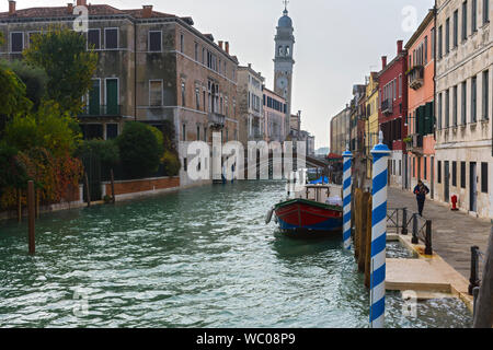 Il campanile (torre campanaria della chiesa di San Giorgio dei Greci e il Rio di San Lorenzo canal dal Ponte San Lorenzo bridge, Venezia, Italia Foto Stock