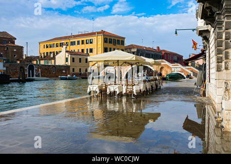 La Fondamenta Cannaregio vicino al Ponte dei Tre Archi, dal Canale di Cannaregio, inondati durante un'acqua alta (l'acqua alta) evento, Venezia, Italia Foto Stock