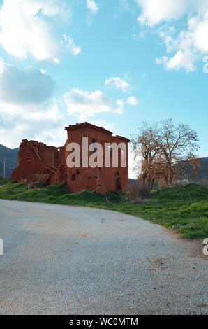Rovine di red mudbrick house a Korestia, in Kastoria Grecia Foto Stock