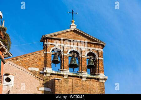 Il campanile della chiesa di Santa Maria del Giglio chiesa, dal Campiello de la Feltrina, Venezia, Italia Foto Stock