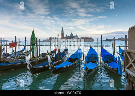 L'isola di San Giorgio Maggiore dalla stazione della funivia sulla Riva degli Schiavoni vicino a Piazza San Marco, Venezia, Italia Foto Stock