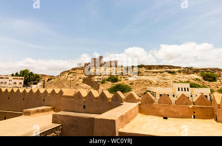 Il vecchio castello che si erge sulla collina in Salalah, Sultanato di Oman. Foto Stock