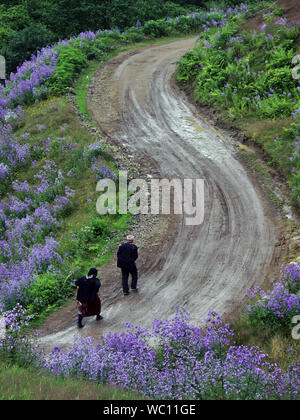 Giovane camminando sulla strada di fiori in trabzon Foto Stock