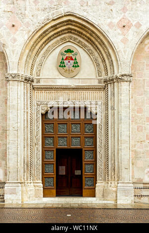 La porta della Cattedrale di Santa Maria Annunciata dalla piazzetta Duomo, Vicenza, Veneto, Italia Foto Stock