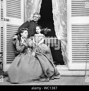 Gen. Edward O.C. Ord, moglie e bambino presso la residenza di Jefferson Davis, nella porta è la tabella su cui la rinuncia del gen. Robert E. Lee è stato firmato, Richmond, Virginia, USA, aprile 1865 Foto Stock