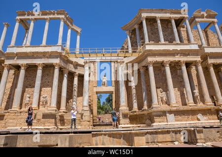 MERIDA, Spagna - 9 giugno 2019: antico teatro romano di Merida, Spagna. Costruita dai Romani alla fine del I secolo o agli inizi del II secolo Foto Stock