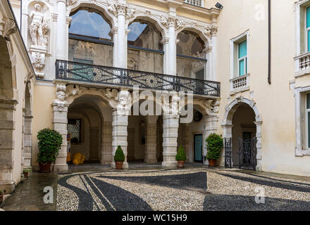 Il cortile in ciottoli di Palazzo Leoni Montanari che ospita gallerie d'Italia, galleria d'arte, Vicenza, Veneto, Italia Foto Stock