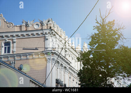 Angolo di edificio antico. Architettura grande edificio di antico in stile romano con pilastri e cielo blu. Foto Stock