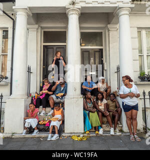 Gente che guarda il Notting Hill Carnival Londra Foto Stock