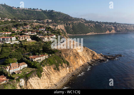 Antenna costiera vista oceano di scogliere e case in Rancho Palos Verdes area della contea di Los Angeles, California. Foto Stock