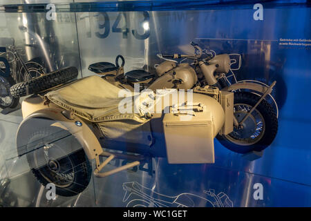 Una BMW R75, una guerra mondiale II-ser sidecar (1941-44) sul display al museo BMW Monaco di Baviera, Germania. Foto Stock
