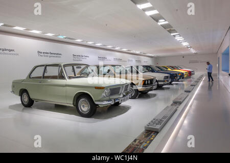 La BMW Serie 3 display storico nel museo BMW Monaco di Baviera, Germania. Foto Stock