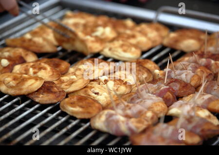 Tradizionale formaggio di pecora realizzati tradizionalmente in Monti Tatra regione in Polonia, grigliate con pancetta. Foto Stock