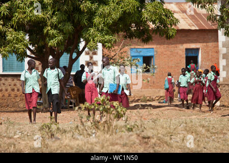 TORIT, SUD SUDAN-febbraio 20, 2013: Unidentified scolari vengono rilasciati dalla scuola nel villaggio di Torit, sud Sudan Foto Stock