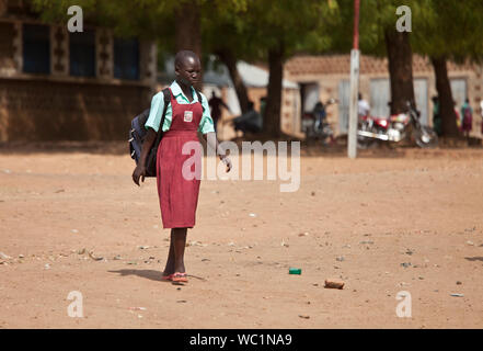 TORIT, SUD SUDAN-febbraio 20 2013: femmina non identificato studente lascia la scuola primaria a Torit, sud Sudan Foto Stock