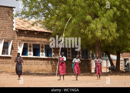 TORIT, SUD SUDAN-febbraio 20 2013: femmina non identificato agli studenti di lasciare la scuola primaria a Torit, sud Sudan Foto Stock