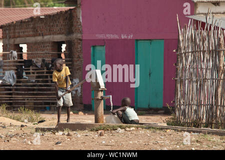 TORIT, SUD SUDAN-febbraio 20, 2013: i bambini non identificato di pompare acqua da un pozzo in sud Sudan Foto Stock