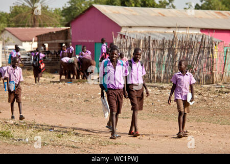 TORIT, SUD SUDAN-febbraio 20, 2013: gli studenti non identificato in uniforme lasciano la scuola in Sud Sudan. Foto Stock