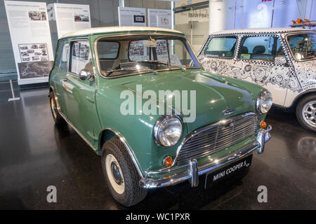 Una Austin Mini Cooper S970 (1964), parte della storica mini cooper display auto, museo BMW Monaco di Baviera, Germania. Foto Stock