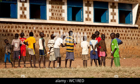 TORIT, SUD SUDAN-febbraio 20, 2013: gli studenti non identificato la linea fino al di fuori di una scuola in sud Sudan Foto Stock