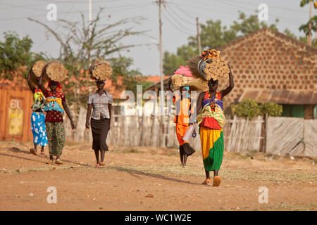 TORIT, SUD SUDAN-febbraio 20, 2013: le donne non identificato trasportare carichi pesanti sulle loro teste in sud Sudan Foto Stock