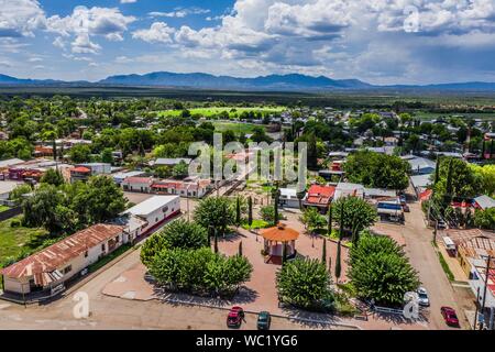 Vista aerea della città, Esqueda, Sonora, Messico. La comunità è stata fondata nel 1900 come una stazione ferroviaria da parte del leader del movimento rivoluzionario, Enrique Esqueda Orosco. Esqueda è una città nei confini comune situato nel nord dello stato messicano di Sonora, nella Sierra Madre Occidental regione. (© Foto: LuisGutierrez / NortePhoto.com) Vista aerea del pueblo, Esqueda, Sonora, Messico. La comunidad fue fundado en el año de 1900 como n.a. Estación de ferrocarril por el caudillo del movimiento revolucionario, Enrique Esqueda Orosco. Esqueda es onu pueblo del municipio de Fronteras u Foto Stock