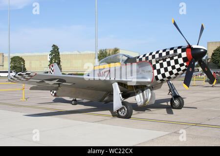 Duxford basato North American P-51 (TF-51) Mustang 'contrario Maria' seduti a Wattisham famiglie giorno dopo l'arrivo di combattenti storico Foto Stock