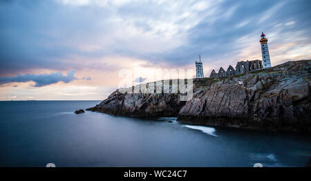 Le rovine dell'abbazia di Saint-Mathieu de Fine-Terre ed il faro, Finisterre, Bretagna Francia Foto Stock