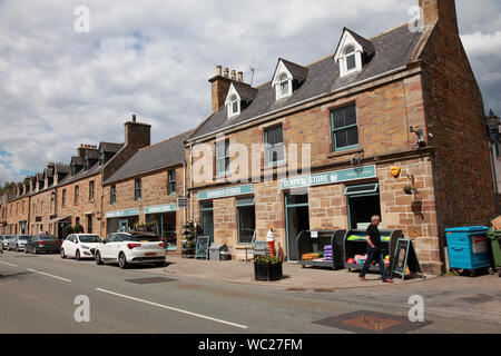 Castle Street e il magazzino generale a Dornoch, una città in Sutherland, Highland, sulla costa nord-est della Scozia Foto Stock