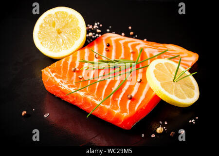 Succosa di filetto di salmone su nero ardesia piastra, vista dall'alto Foto Stock