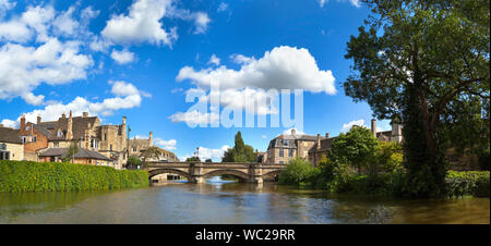 Il fiume Welland presso la città ponte, Stamford Lincs. Regno Unito, bright sun Foto Stock