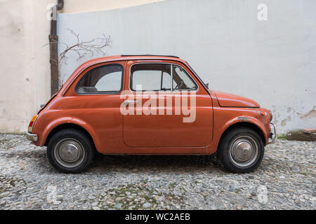 Fiat 500 automobile parcheggiata su una strada Foto Stock